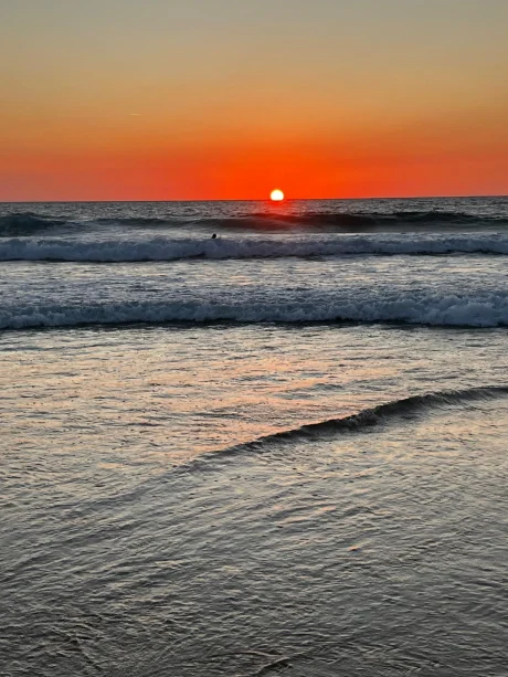 Coucher de soleil sur l'océan dans les Landes, inspiration de l'identité Artmonie-UX